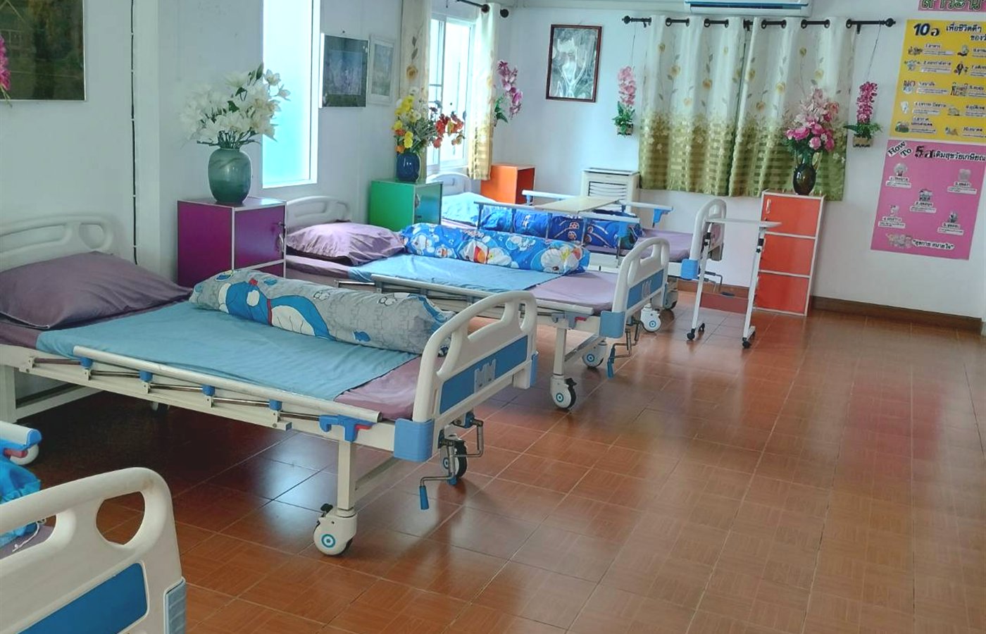 ห้องพักรวมพร้อมเตียงผู้ป่วย
